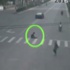 Çinli adam lüks araçlar çarpsın diye yol ortasına oturdu Çinli adam lüks araçlar çarpsın diye yol ortasına oturdu