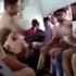 Hindistan'da bir kişi polise tükürdü Hindistan'da bir kişi polise tükürdü