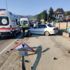 Önce trafik levhasına sonra bahçe duvarına çarparak durabildi: 4 yaralı Önce trafik levhasına sonra bahçe duvarına çarparak durabildi: 4 yaralı