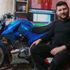 Modifiye motosikletini evinin salonuna park ediyor