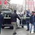 Kırmızı ışıkta bekleyen araca silahlı saldırı: 1 ölü, 4 yaralı Kırmızı ışıkta bekleyen araca silahlı saldırı: 1 ölü, 4 yaralı