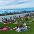 New Yorklular güneşli havayı görünce parklara akın etti