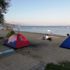 Avşa’da yer bulamayan tatilciler kumsalda sabahladı