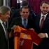 Dursun Özbek'ten Berat Albayrak'a Galatasaray forması