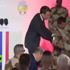 Macron'un yanındaki asker bayıldı Macron'un yanındaki asker bayıldı