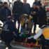 Çarptığı kadını ambulansa taşıdı