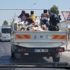 Kamyonet üzerinde tehlikeli yolculuk Kamyonet üzerinde tehlikeli yolculuk