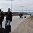 Eve dönüş için bilet bulamayan öğrenciler, çareyi otostop çekmekte buldu