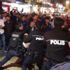 Polise kafa atan Suriyelileri kalabalık linç etmek istedi Polise kafa atan Suriyelileri kalabalık linç etmek istedi