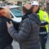 Sürücü polis aracının camını kırdı, annesi de bastonla polise saldırdı Sürücü polis aracının camını kırdı, annesi de bastonla polise saldırdı