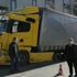 İstanbul'da yol çöktü! 14 ton iplik yüklü tır mahsur kaldı