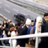 Üst geçitte insan seli!