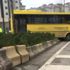 Sürücüsü bayılan halk otobüsü refüje çarparak durabildi Sürücüsü bayılan halk otobüsü refüje çarparak durabildi