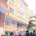 Mühürlü binaya giremeyince sokakta ateş yaktılar
