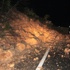 Heyelan, ana yolu tek şeride düşürdü