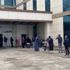 Hastane önünde korona testi kuyruğu Hastane önünde korona testi kuyruğu