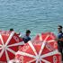 Plajda ölen adamın cesedi şemsiyelerle kapatıldı