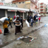 Ekmeği biten halk beyaz bayraklarla ilçeden çıkıyor