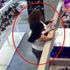 Hırsızlık zanlısı kadın çaldığı telefonlarla yakalandı Hırsızlık zanlısı kadın çaldığı telefonlarla yakalandı