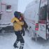 Yolda kalan aileyi 112 ekipleri donmaktan kurtardı