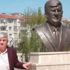 Vatandaşa hizmet için kendi büstünü yaptırdı Vatandaşa hizmet için kendi büstünü yaptırdı