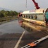 13 ton mazot yola aktı