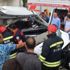 Araçta sıkışanları çıkarmak için uzun süre uğraş verdiler Araçta sıkışanları çıkarmak için uzun süre uğraş verdiler