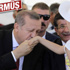 Erdoğan küçük kızın elini öptü