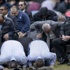 Futbol sahasında toplanıp cenaze namazı kılındı Futbol sahasında toplanıp cenaze namazı kılındı