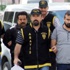 Sahte polisler yakayı ele verdi
