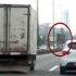 Trafikte kamyon sürücüsüne baltayla saldırdı, gözaltına alındı Trafikte kamyon sürücüsüne baltayla saldırdı, gözaltına alındı