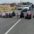 Diyarbakır'da kamyon çocuğa çarptı, köylüler yolu kapattı Diyarbakır'da kamyon çocuğa çarptı, köylüler yolu kapattı