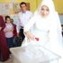 Gelinlikle oy kullanmaya gitti Gelinlikle oy kullanmaya gitti