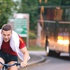 Podolski bisikletle otobüsü solladı! Podolski bisikletle otobüsü solladı!