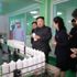 Kim Jong Un eşiyle kozmetik fabrikasını gezdi