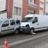 Soğuktan donmasın diye el frenini çekmediği minibüs 2 araca çarptı Soğuktan donmasın diye el frenini çekmediği minibüs 2 araca çarptı
