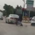 Son dakika: Trafikte dehşet! Seyir halinde kurşun yağmuruna tutuldu! Olay sonrası silah kapma kavgası kamerada |Video