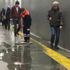 Metrobüs yaya geçidini su bastı