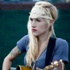 Kanadalı şarkıcı Sarah Blackwood uçaktan atıldı