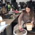 Ofis ortamında yemek yapan Çinli kadın