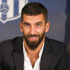 Arda Turan uçaktan indi camiye koştu Arda Turan uçaktan indi camiye koştu
