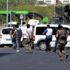 Polisin durdurduğu araçtan inen adam kafasına silah dayadı! Polisin durdurduğu araçtan inen adam kafasına silah dayadı!