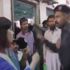 Pakistan'da sinirlenen polis muhabire tokat attı
